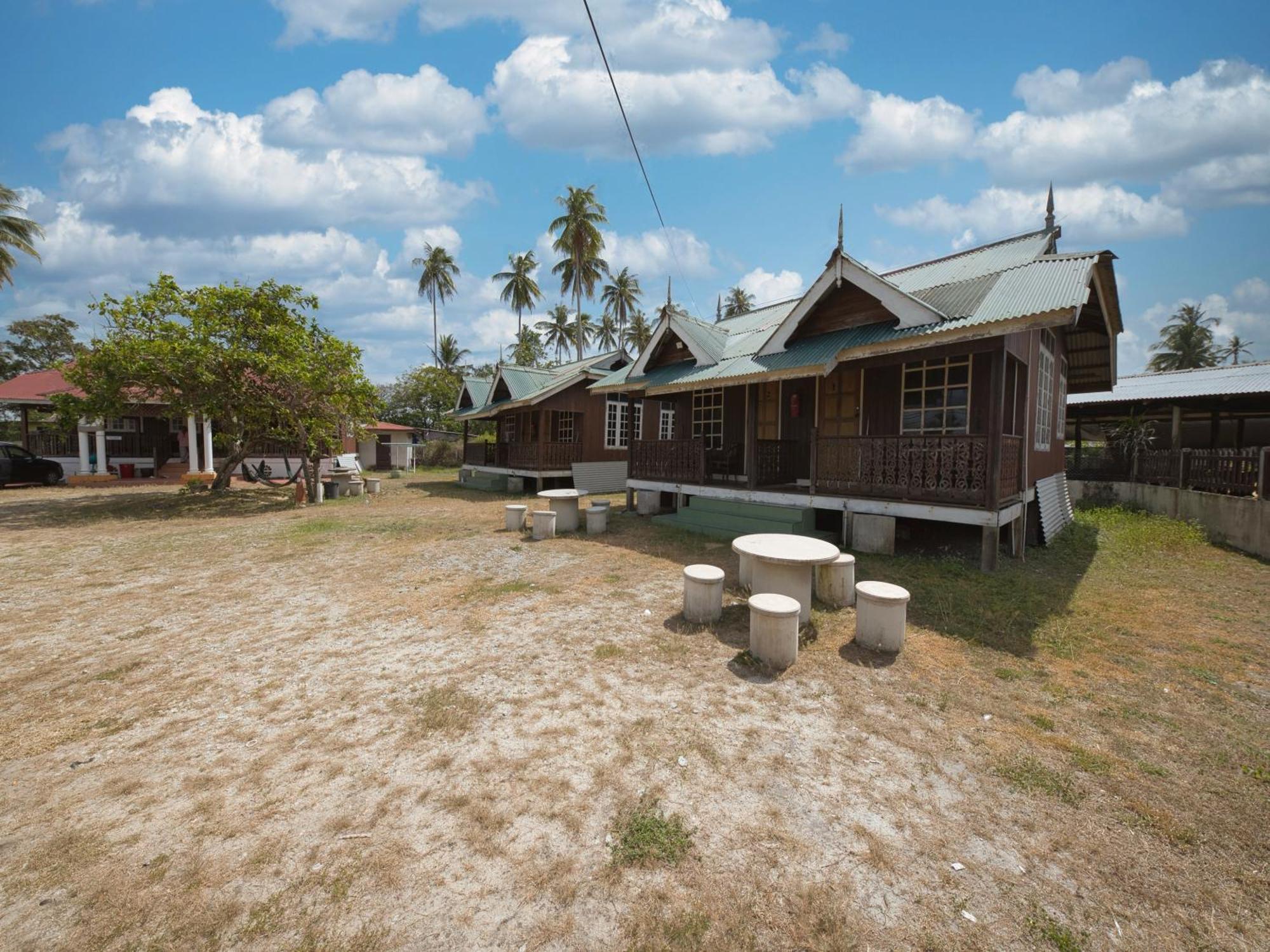 Oyo 90968 Teratak Samuderakita, Chalet & Guesthouse Kampong Gong Badak Kültér fotó