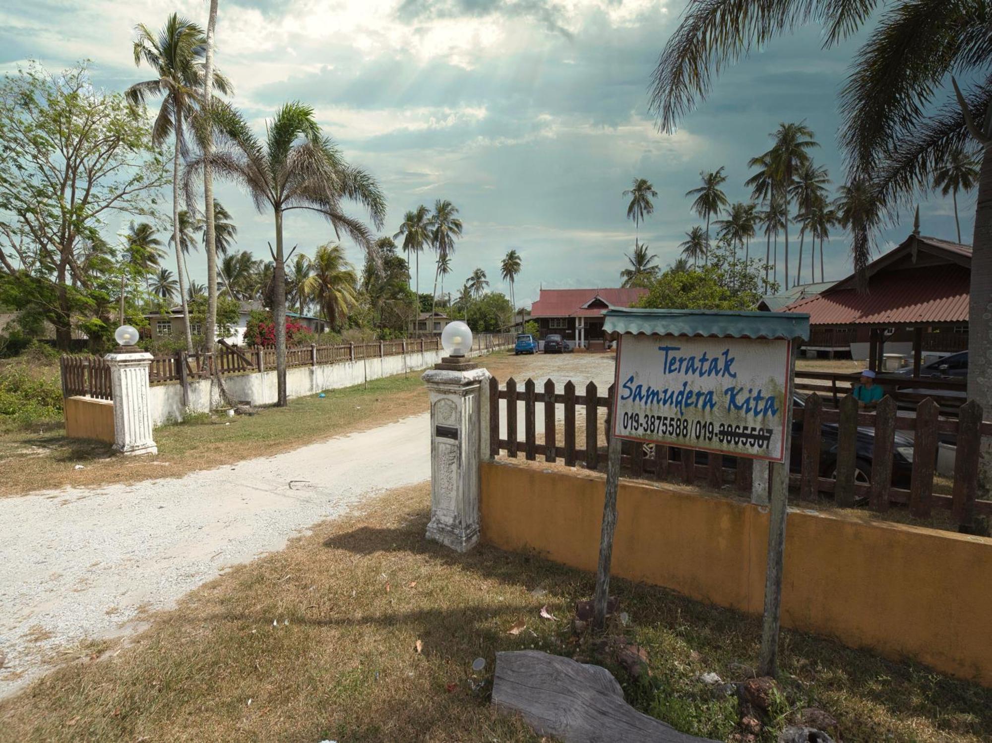 Oyo 90968 Teratak Samuderakita, Chalet & Guesthouse Kampong Gong Badak Kültér fotó